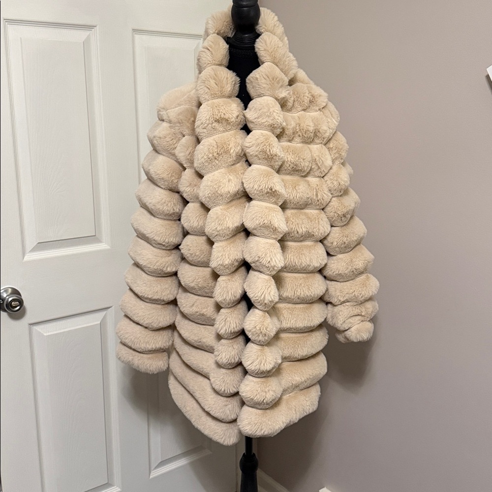 Luxurious Cream Faux Fur Coat - Picture 2 of 9